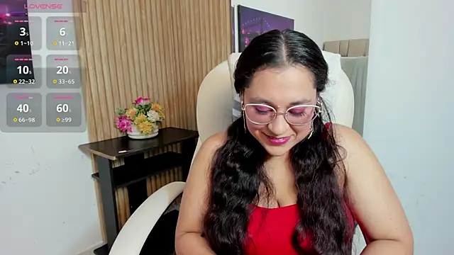 Snapshot of Reina_Mia1 chatting on 05.21.26 Reina Mia1 online show from 05.21.26
