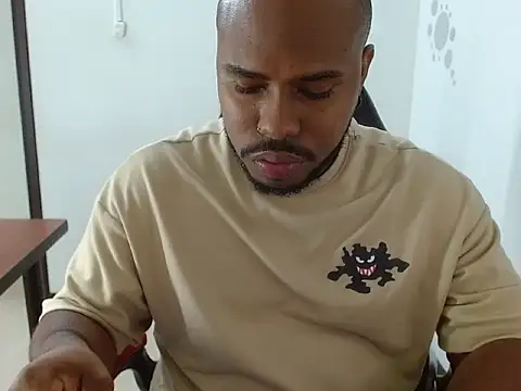 Snapshot of Alessandro_Hamed chatting on 04.01.26 Alessandro Hamed online show from 04.01.26