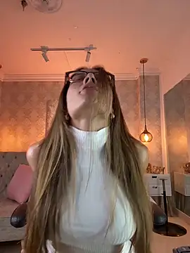 Snapshot of SERENAA__ chatting on 05.16.26 SERENAA online show from 05.16.26