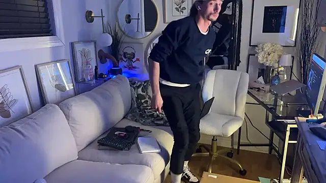 Snapshot of DylanBrook chatting on 04.07.26 DylanBrook online show from 04.07.26