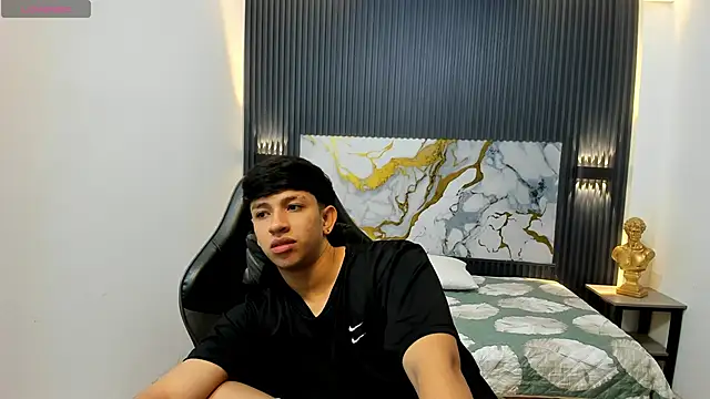 Snapshot of AdrianFranko chatting on 05.11.26 AdrianFranko online show from 05.11.26