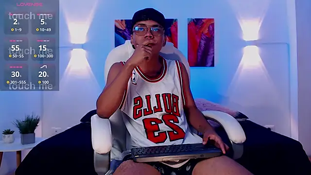 Snapshot of thiagosterling chatting on 04.08.26 thiagosterling online show from 04.08.26