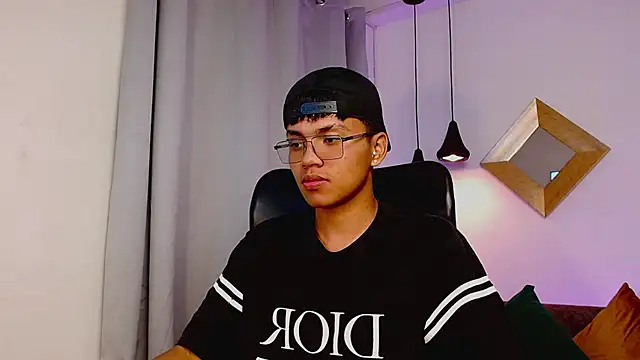 Snapshot of thiagosterling chatting on 04.13.26 thiagosterling online show from 04.13.26