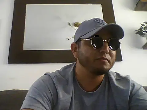 Snapshot of HOTB0Y18 chatting on 04.20.26 HOTB0Y18 online show from 04.20.26