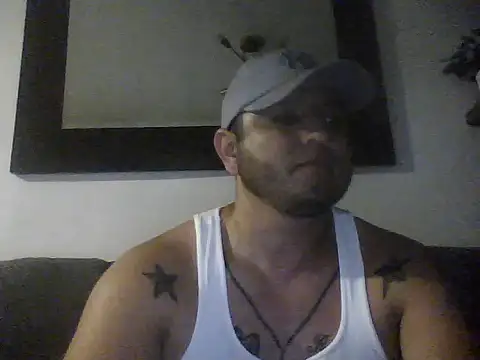 Snapshot of HOTB0Y18 chatting on 04.22.26 HOTB0Y18 online show from 04.22.26