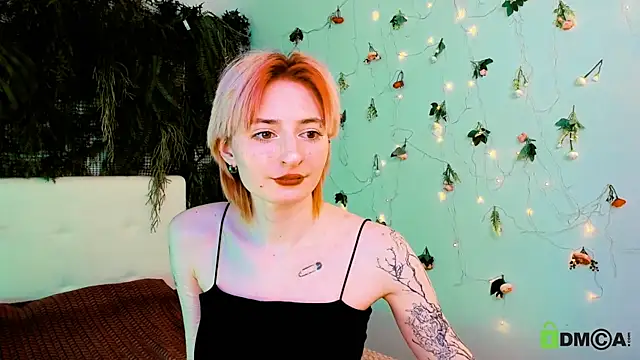 Snapshot of Kira__Cutie chatting on 05.16.26 Kira Cutie online show from 05.16.26