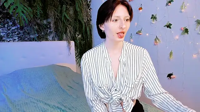 Snapshot of Kira__Cutie chatting on 06.24.26 Kira Cutie online show from 06.24.26