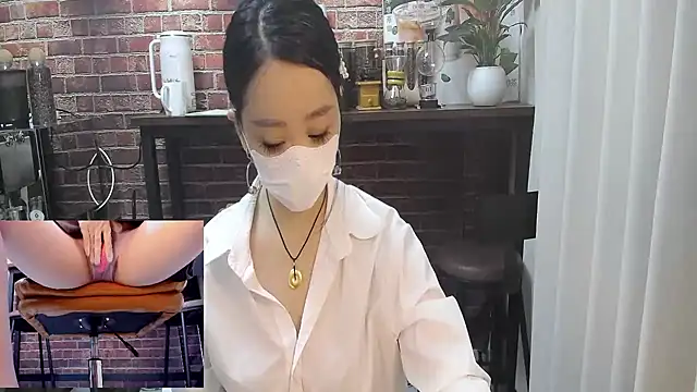 Snapshot of Latte-01 chatting on 04.17.26 Latte-01 online show from 04.17.26