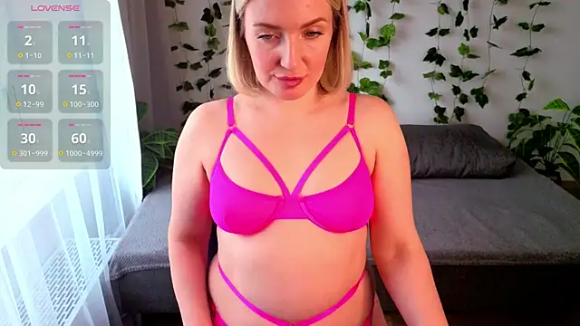 Snapshot of MonikFoxi chatting on 04.24.26 MonikFoxi online show from 04.24.26