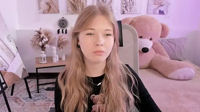 Snapshot of LunasFrost chatting on 04.08.26 LunasFrost online show from 04.08.26