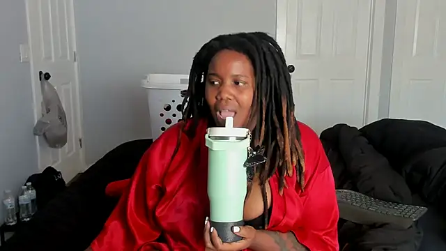 Snapshot of locsofchocolate chatting on 04.15.26 locsofchocolate online show from 04.15.26