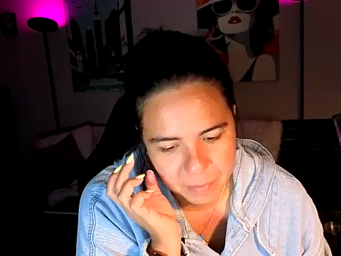 Snapshot of HannaJonns chatting on 04.19.26 HannaJonns online show from 04.19.26