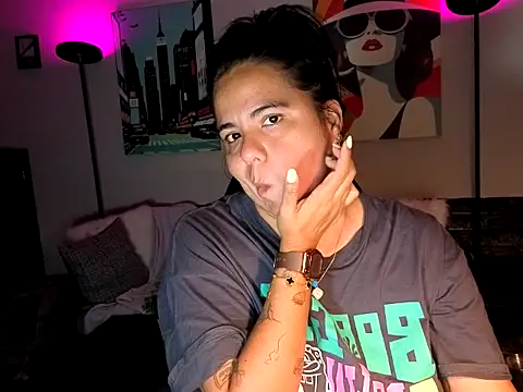 Snapshot of HannaJonns chatting on 04.24.26 HannaJonns online show from 04.24.26
