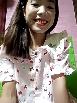 Snapshot of AmyLinee01 chatting on 04.27.26 AmyLinee01 online show from 04.27.26