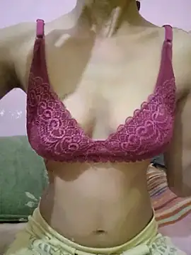 Snapshot of Curvy_Amyra chatting on 05.11.26 Curvy Amyra online show from 05.11.26