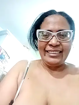Snapshot of sexymomsn chatting on 04.25.26 sexymomsn online show from 04.25.26