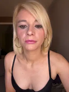 Snapshot of evaluminax chatting on 03.26.26 evaluminax online show from 03.26.26