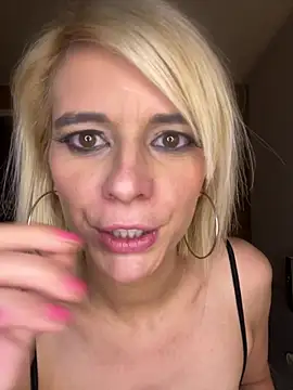 Snapshot of evaluminax chatting on 04.06.26 evaluminax online show from 04.06.26