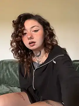 Snapshot of milou_xtx chatting on 04.13.26 milou xtx online show from 04.13.26