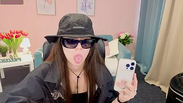Snapshot of SunnyBloss chatting on 06.23.26 SunnyBloss online show from 06.23.26