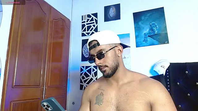 Snapshot of romanpearce_ chatting on 07.04.26 romanpearce online show from 07.04.26