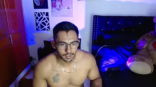 Snapshot of romanpearce_ chatting on 07.11.26 romanpearce online show from 07.11.26