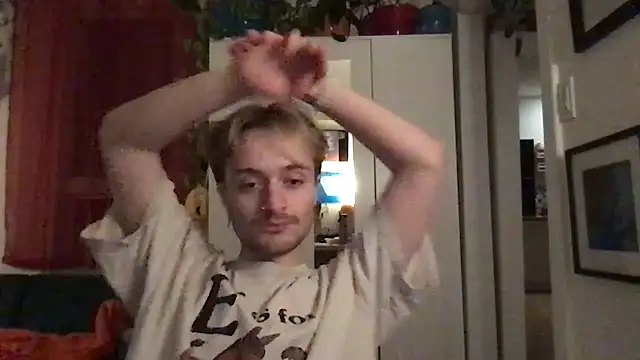 Snapshot of TwinkGaymer chatting on 03.25.26 TwinkGaymer online show from 03.25.26