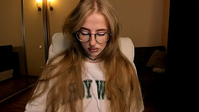 Snapshot of harley_kimm chatting on 06.23.26 harley kimm online show from 06.23.26