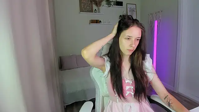 Snapshot of AnnaOddy chatting on 06.26.26 AnnaOddy online show from 06.26.26