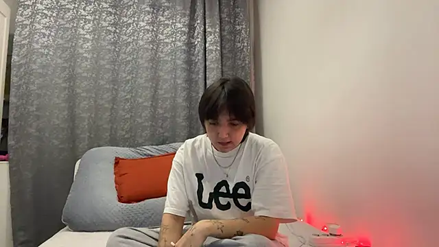 Snapshot of Malleq chatting on 03.31.26 Malleq online show from 03.31.26