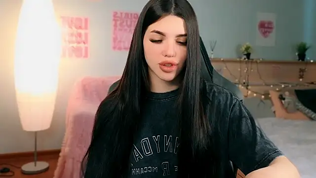 Snapshot of molly_rettyy chatting on 05.18.26 molly rettyy online show from 05.18.26