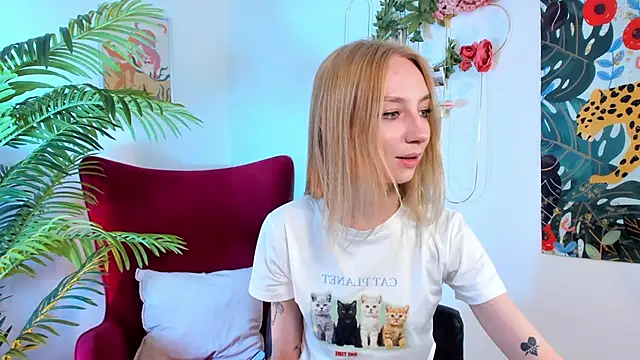 Snapshot of Melrose_ chatting on 04.28.26 Melrose online show from 04.28.26