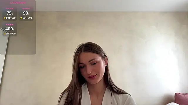 Snapshot of HallieHollo chatting on 06.27.26 HallieHollo online show from 06.27.26