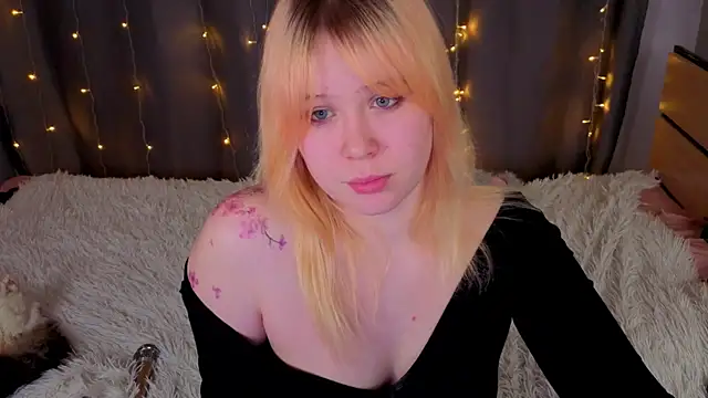 Snapshot of unburnedgirl chatting on 04.19.26 unburnedgirl online show from 04.19.26
