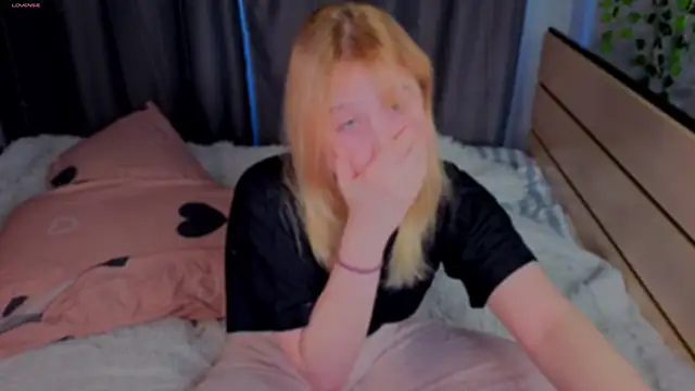 Snapshot of unburnedgirl chatting on 05.22.26 unburnedgirl online show from 05.22.26