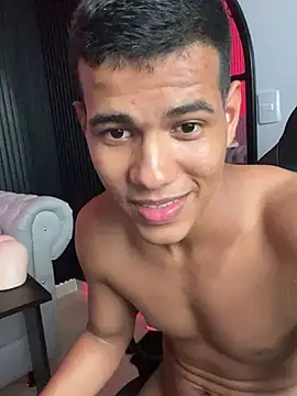 Snapshot of noahdark_ chatting on 05.17.26 noahdark online show from 05.17.26