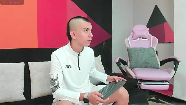 Snapshot of Rowan_Cley chatting on 07.09.26 Rowan Cley online show from 07.09.26