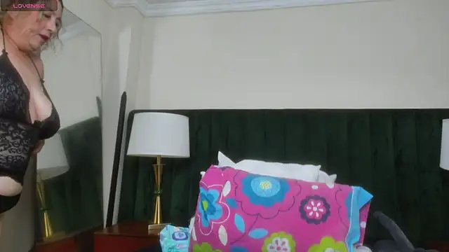 Snapshot of RoxanneSquirt chatting on 05.15.26 RoxanneSquirt online show from 05.15.26