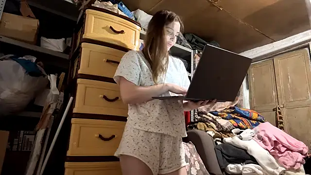 Snapshot of VelvetNoirra chatting on 04.04.26 VelvetNoirra online show from 04.04.26