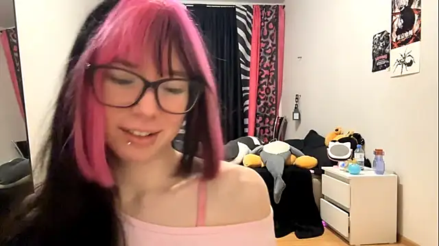 Snapshot of WifeAileen chatting on 04.10.26 WifeAileen online show from 04.10.26