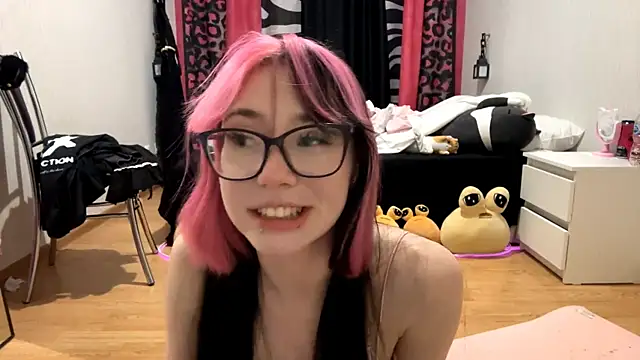 Snapshot of WifeAileen chatting on 04.28.26 WifeAileen online show from 04.28.26