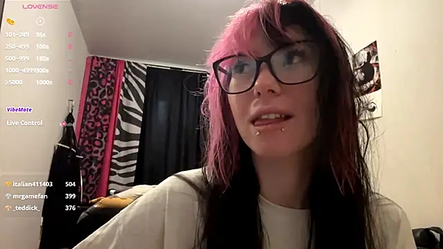 Snapshot of WifeAileen chatting on 05.08.26 WifeAileen online show from 05.08.26