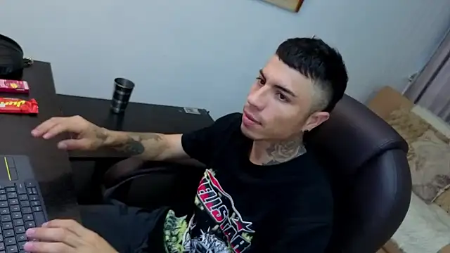 Snapshot of Charlie_Foxie chatting on 04.04.26 Charlie Foxie online show from 04.04.26