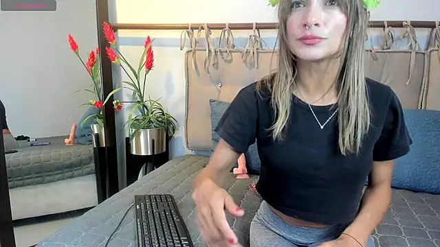 Snapshot of alma_rose_ chatting on 04.30.26 alma rose online show from 04.30.26