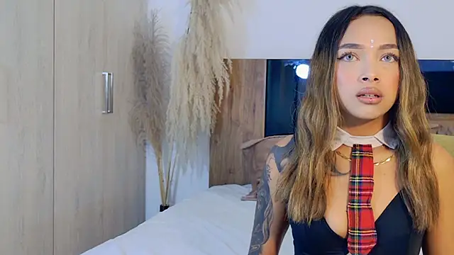 Snapshot of LaraBelmon chatting on 05.27.26 LaraBelmon online show from 05.27.26