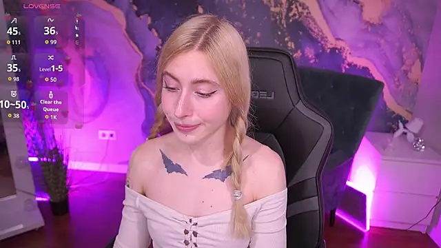 Snapshot of MelaniiePlay chatting on 04.20.26 MelaniiePlay online show from 04.20.26
