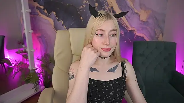 Snapshot of MelaniiePlay chatting on 05.25.26 MelaniiePlay online show from 05.25.26
