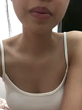Snapshot of Yenlisu3Zie chatting on 04.28.26 Yenlisu3Zie online show from 04.28.26