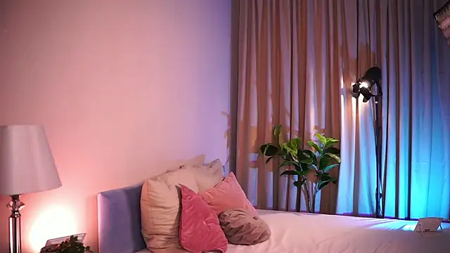 Naomi Hotter online show from 05.14.26