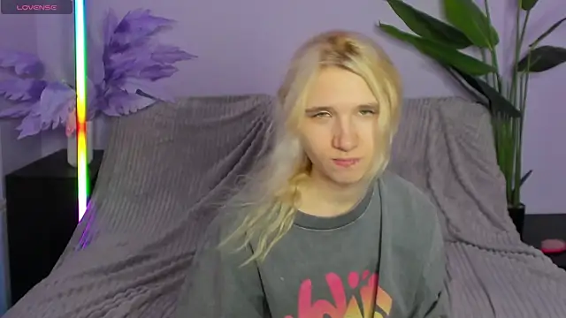 Kitty Blondie online show from 04.06.26